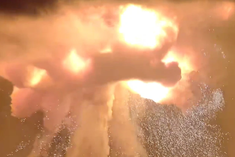 Uma enorme explosão de chamas, fumaça e uma chuva de faíscas.