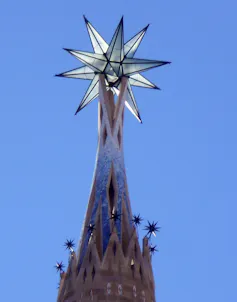 Estrella de la Sagrada Familia coronando la Torre de María.
