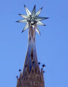 Estel Sagrada Família coronant la Torre de Maria.