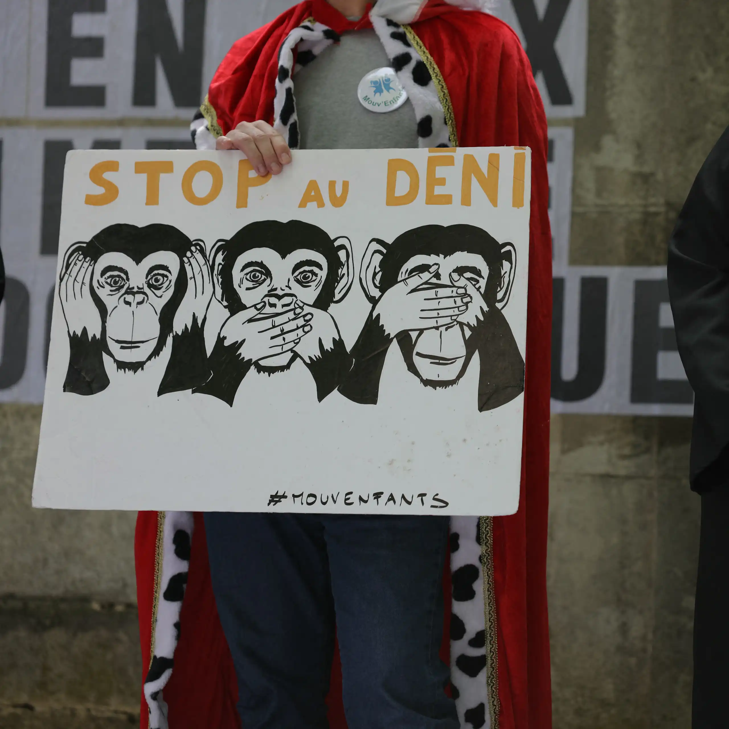 Manifestation devant l'établissement privé Saint-Dominique à Neuilly-sur-Seine, en 2025, après que d'anciens élèves ont créé un collectif de victimes à la suite de l'affaire Notre-Dame-de-Bétharram.