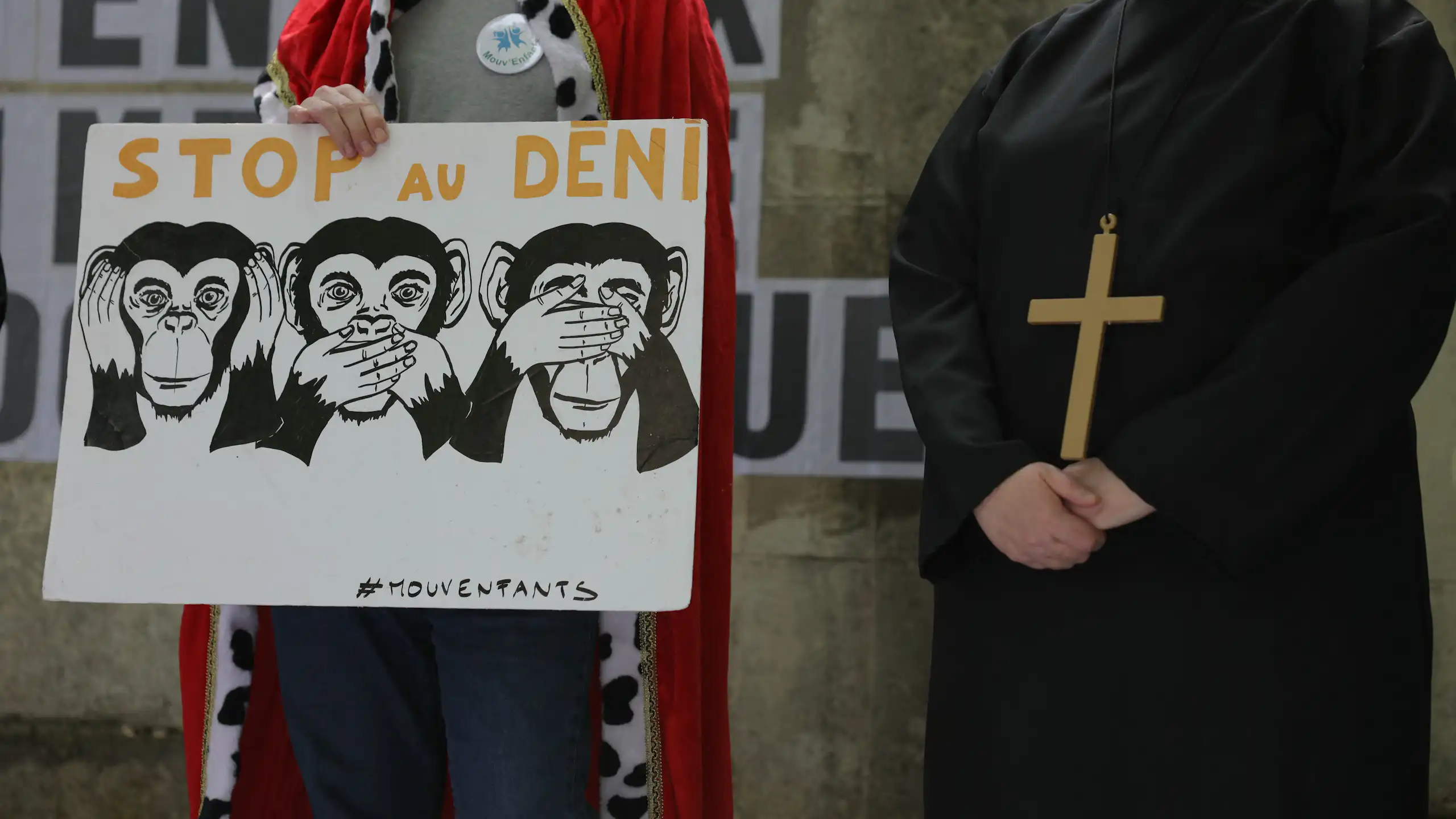 Manifestation devant l'établissement privé Saint-Dominique à Neuilly-sur-Seine, en 2025, après que d'anciens élèves ont créé un collectif de victimes à la suite de l'affaire Notre-Dame-de-Bétharram.