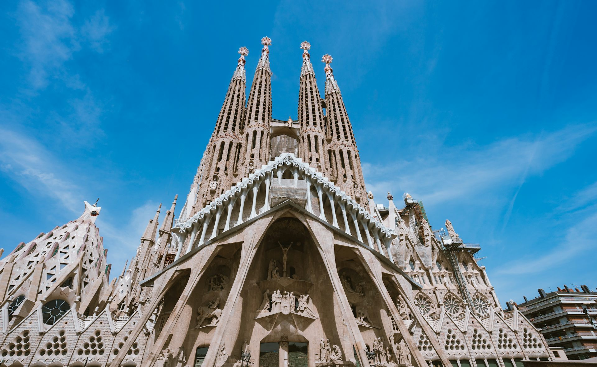 Façana de la Passió de la Sagrada Família, amb quatre torres de fons.