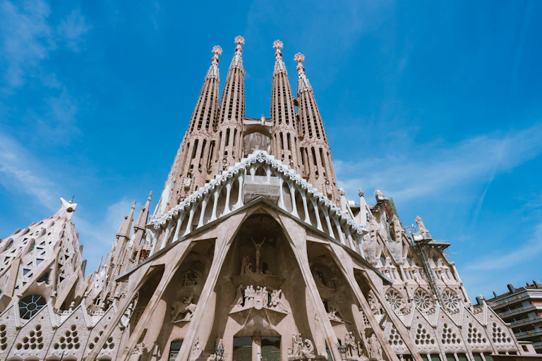 Façana de la Passió de la Sagrada Família, amb quatre torres de fons.
