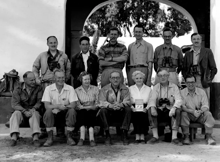 Once hombres y dos mujeres, miembros de la expedición británica a Doñana del año 1957, posan para la foto en dos filas