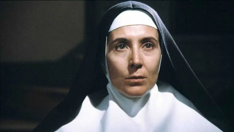 Una mujer vestida de monja.
