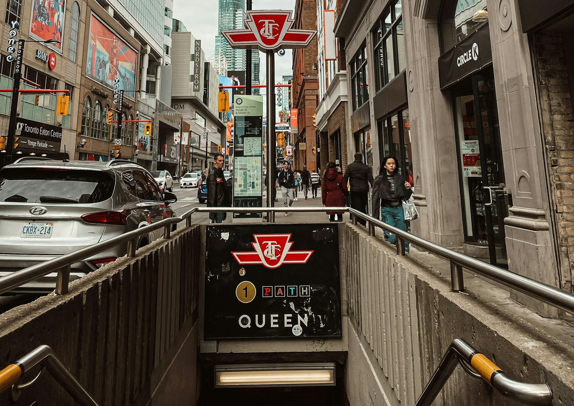 Una toma de la entrada del metro en una ciudad concurrida.