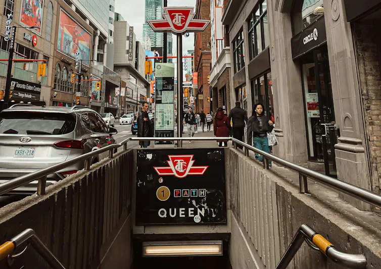 Una toma de la entrada del metro en una ciudad concurrida.