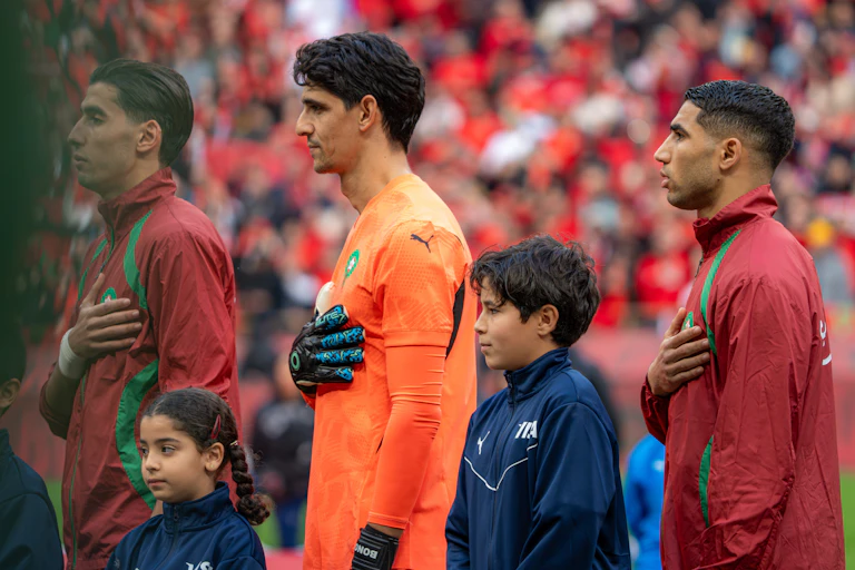 Achraf Hakimi, Yassine Bounou e Nayef Aguerd cantam o hino nacional marroquino antes de uma partida.
