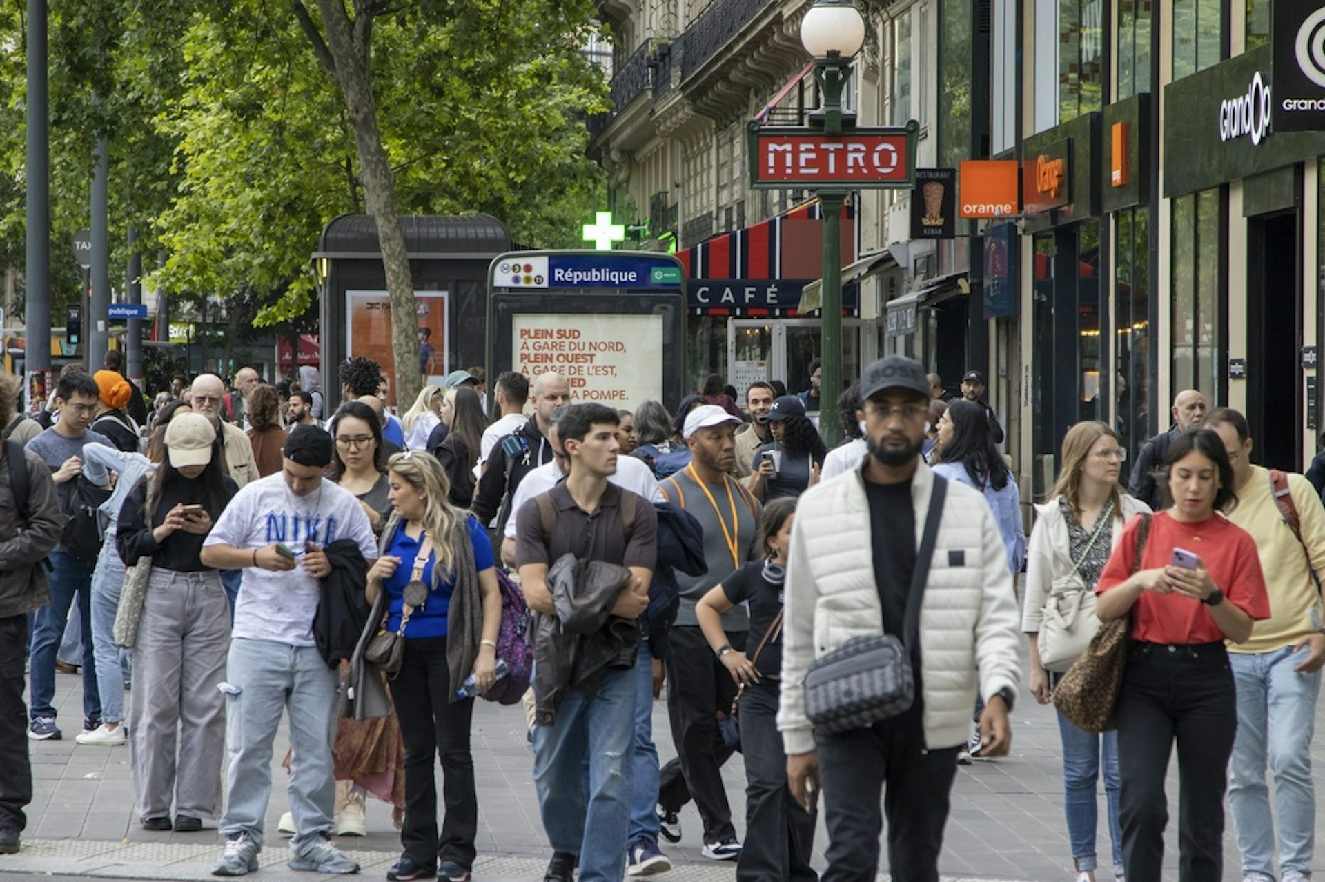 Foule autour de la station de métro République, en juin 2025.