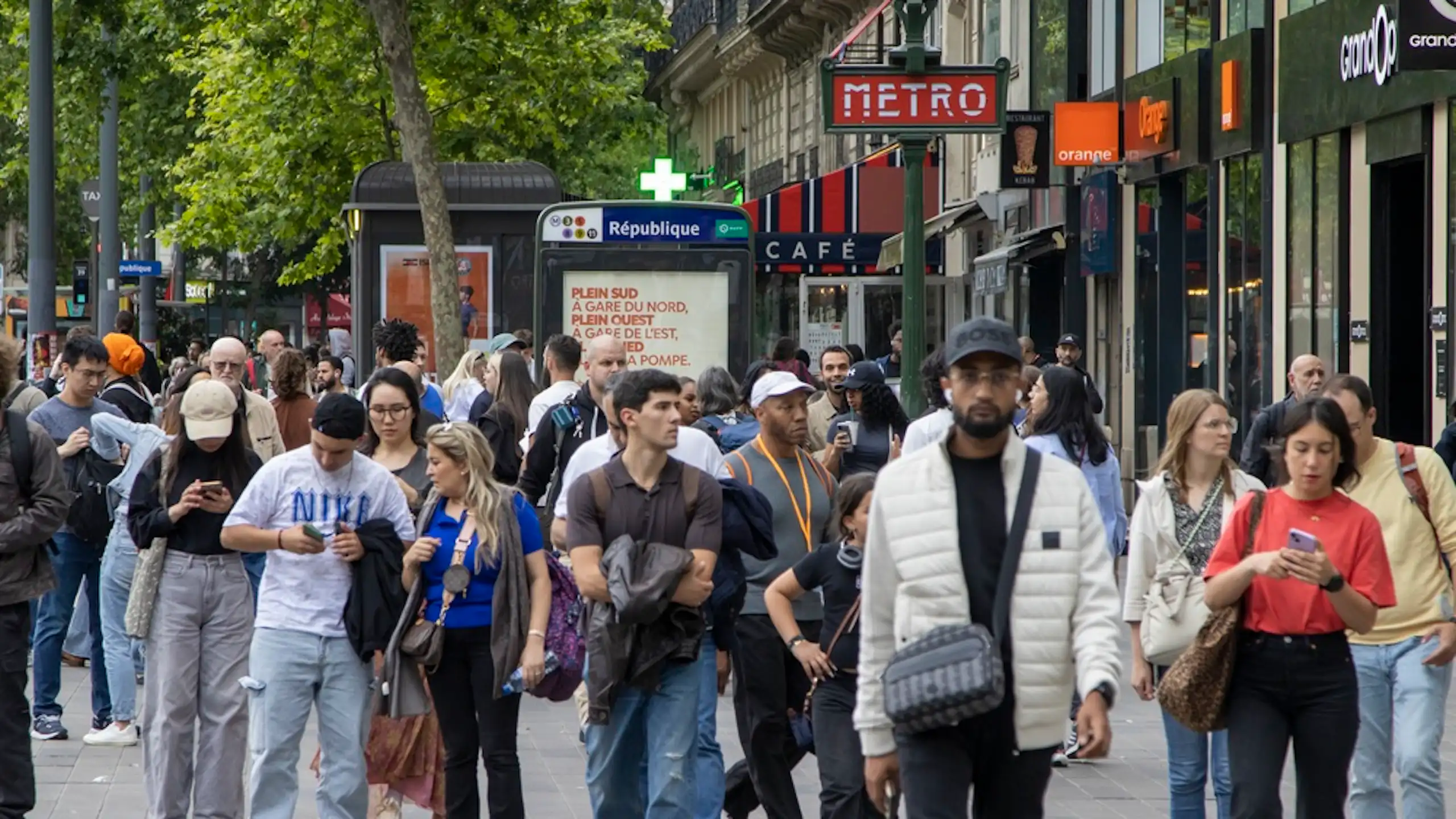 Foule autour de la station de métro République, en juin 2025.