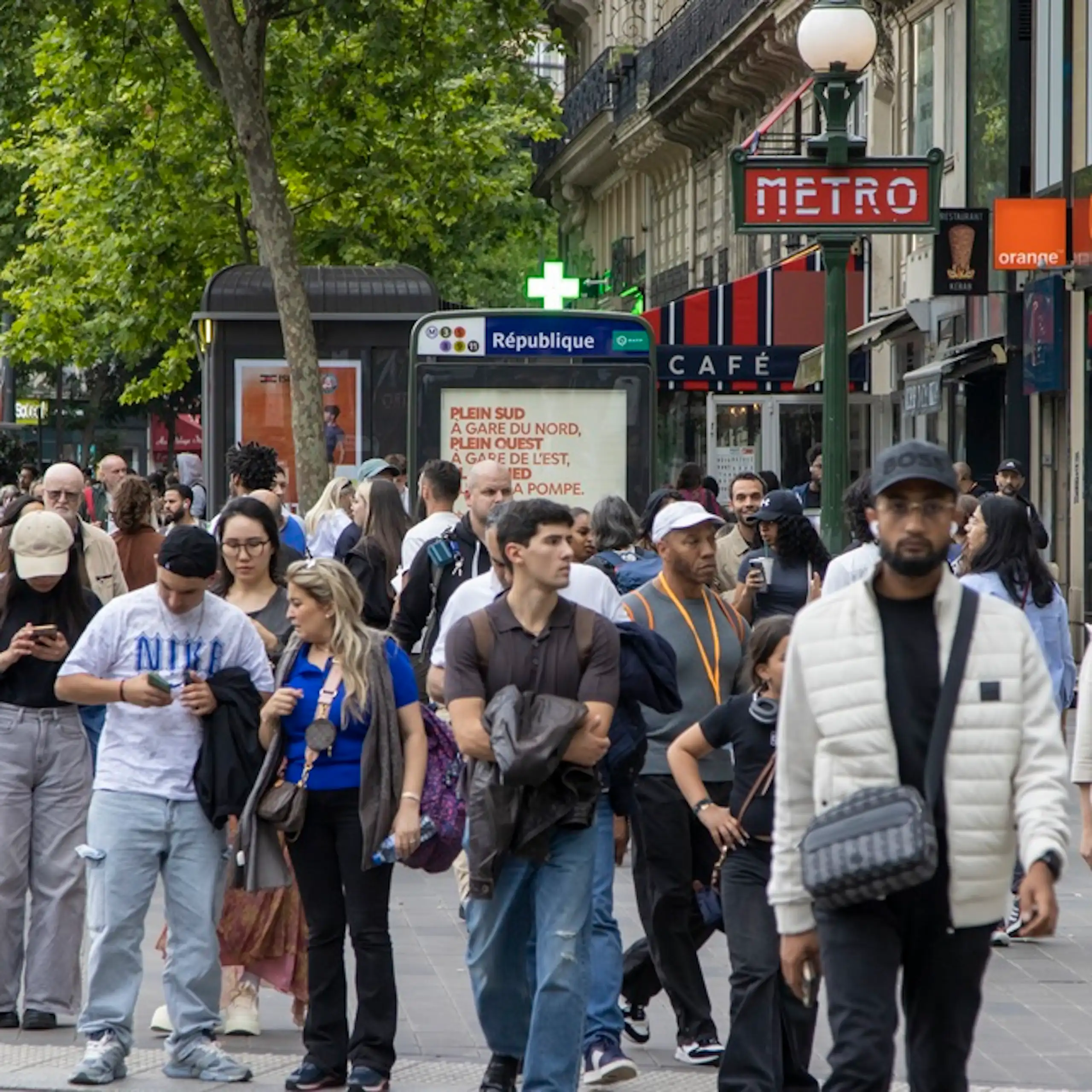 Foule autour de la station de métro République, en juin 2025.