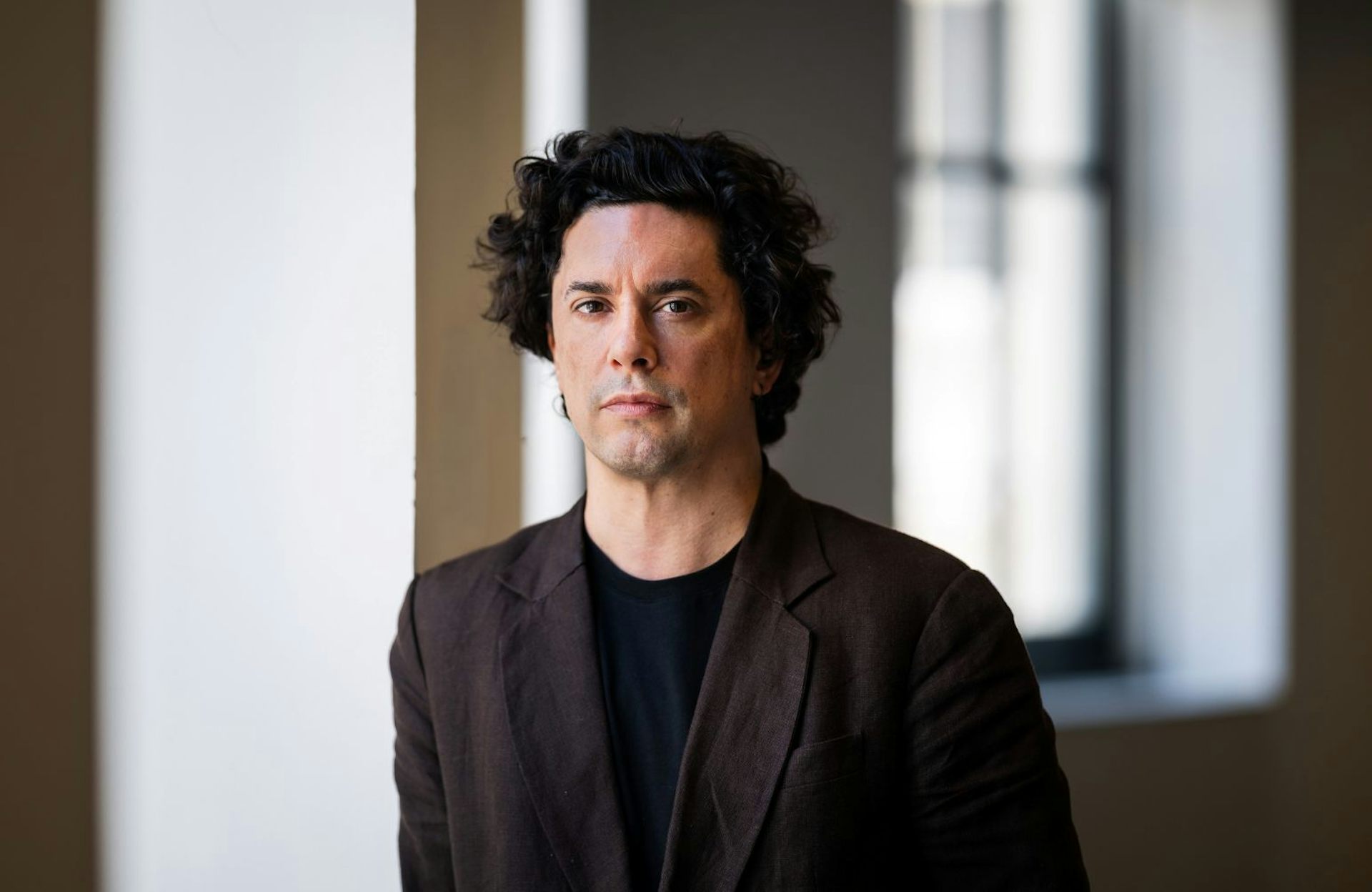 retrato del autor chileno Benjamin Labatut frente a una ventana