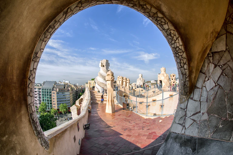 Vista de la azotea de un edificio con una arquitectura diferente, algo surrealista.