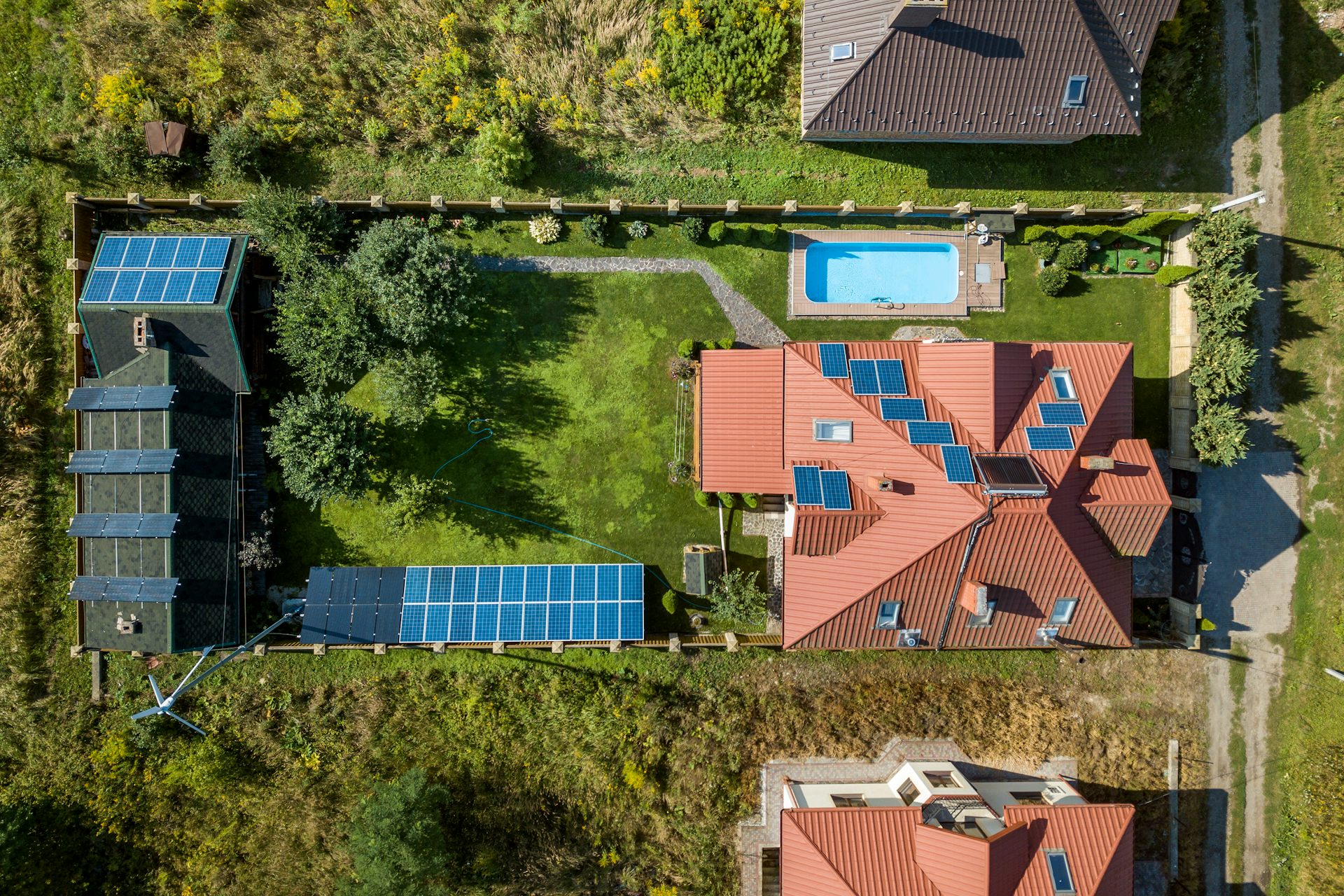 vue aérienne de résidence avec panneaux solaires