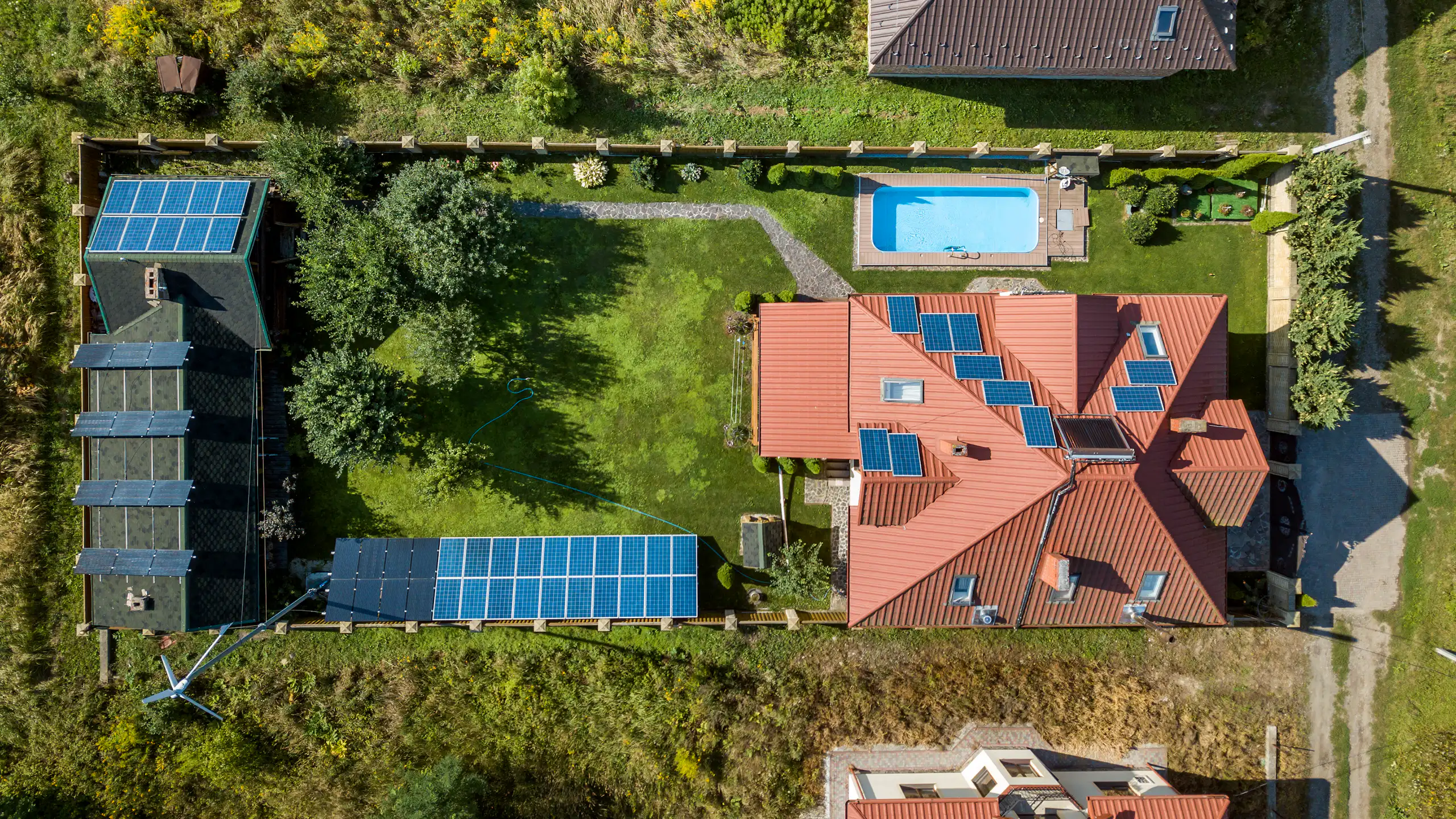 vue aérienne de résidence avec panneaux solaires