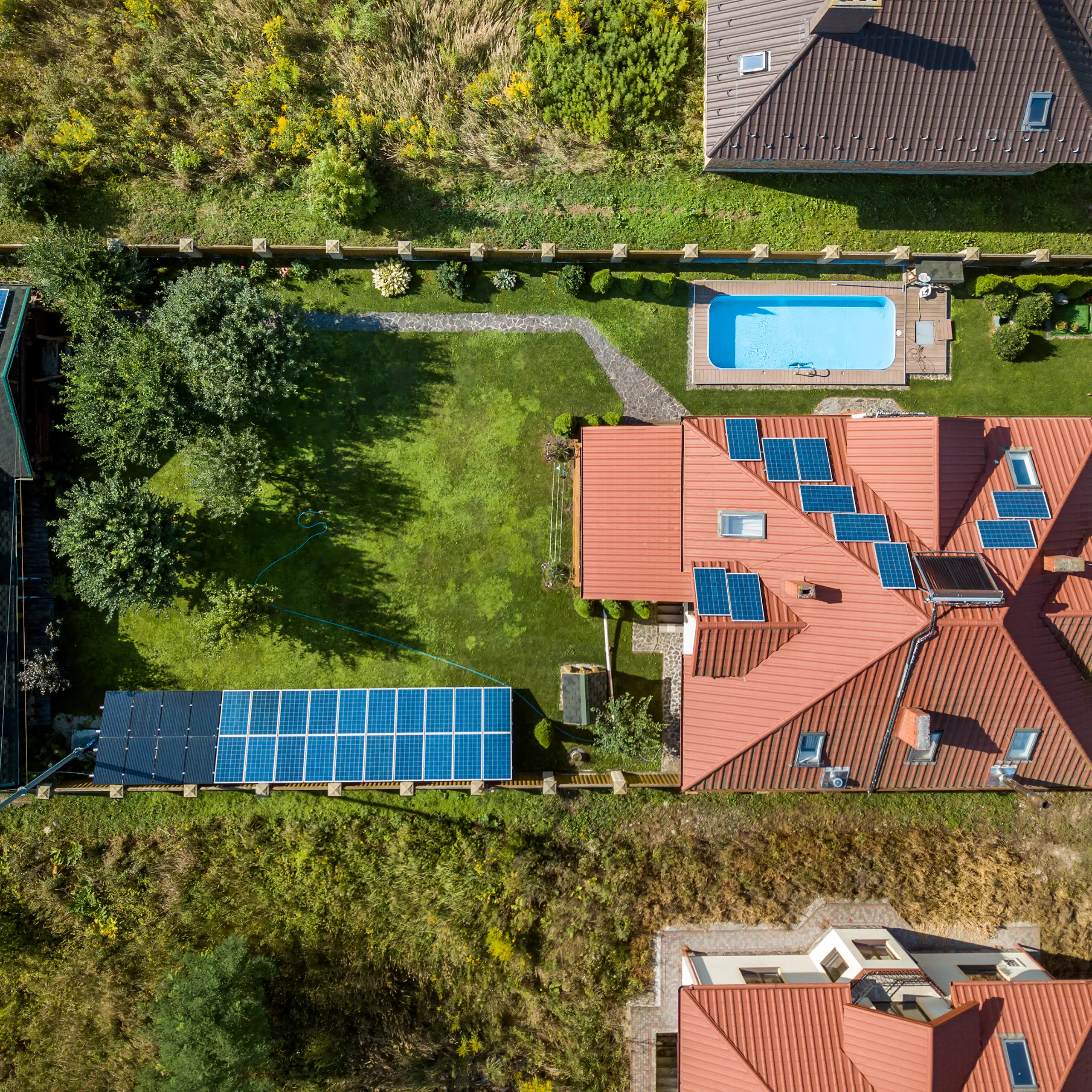 vue aérienne de résidence avec panneaux solaires
