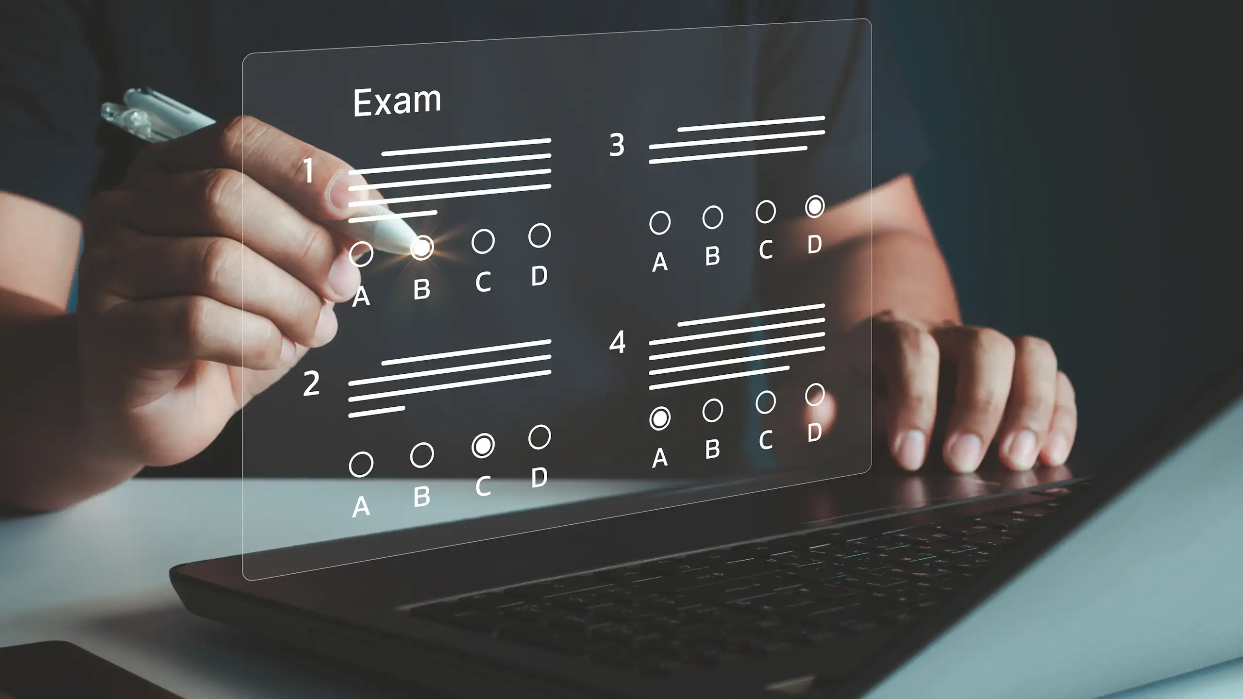 Manos inrectuando con una pantalla con un examen que sale de un ordenador