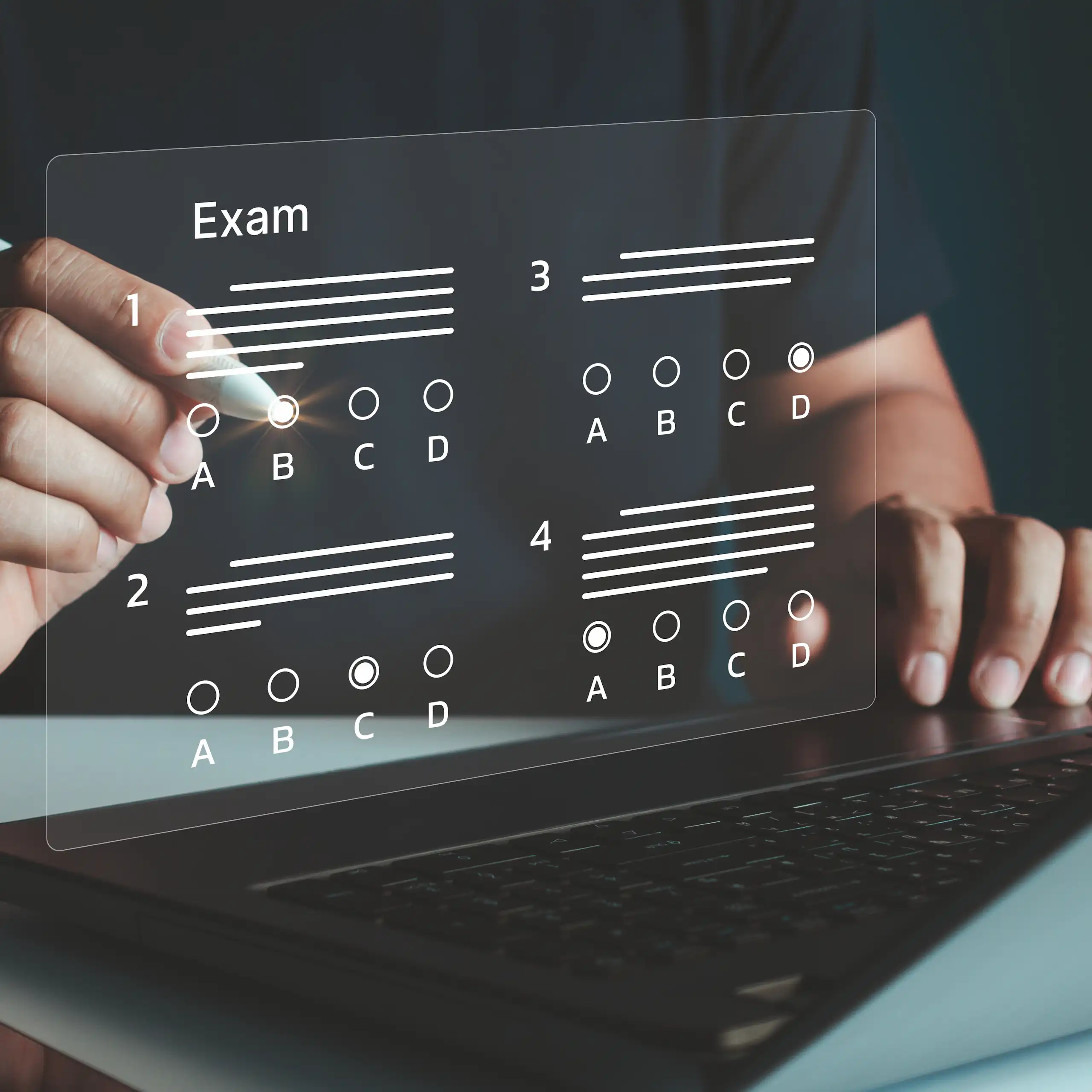 Manos inrectuando con una pantalla con un examen que sale de un ordenador