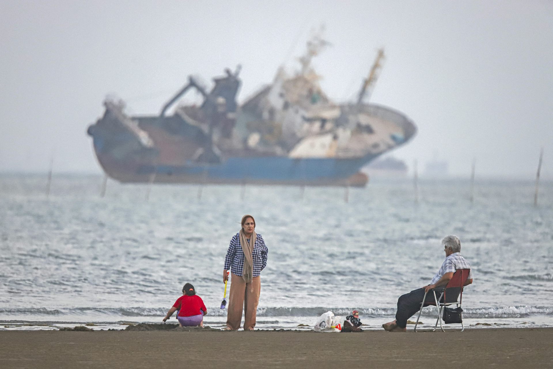 Le 1er juin 2026, des Iraniens sont assis sur la plage de Suru, à Bandar Abbas, au bord du détroit d'Ormuz. Les États-Unis et l'Iran se sont livrés à des échanges de frappes alors que les négociations entre les deux parties étaient au point mort.