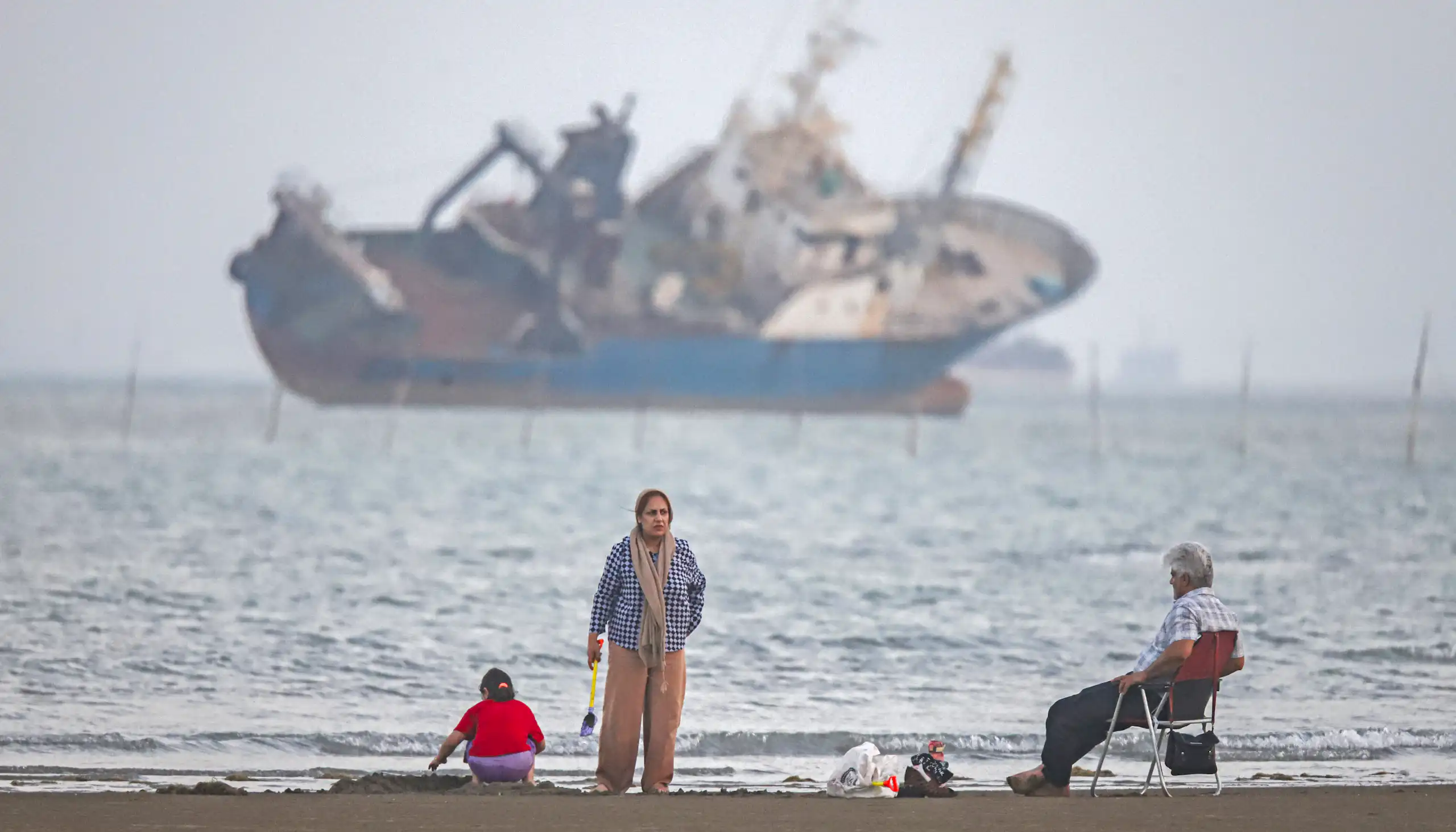 Le 1er juin 2026, des Iraniens sont assis sur la plage de Suru, à Bandar Abbas, au bord du détroit d'Ormuz. Les États-Unis et l'Iran se sont livrés à des échanges de frappes alors que les négociations entre les deux parties étaient au point mort.