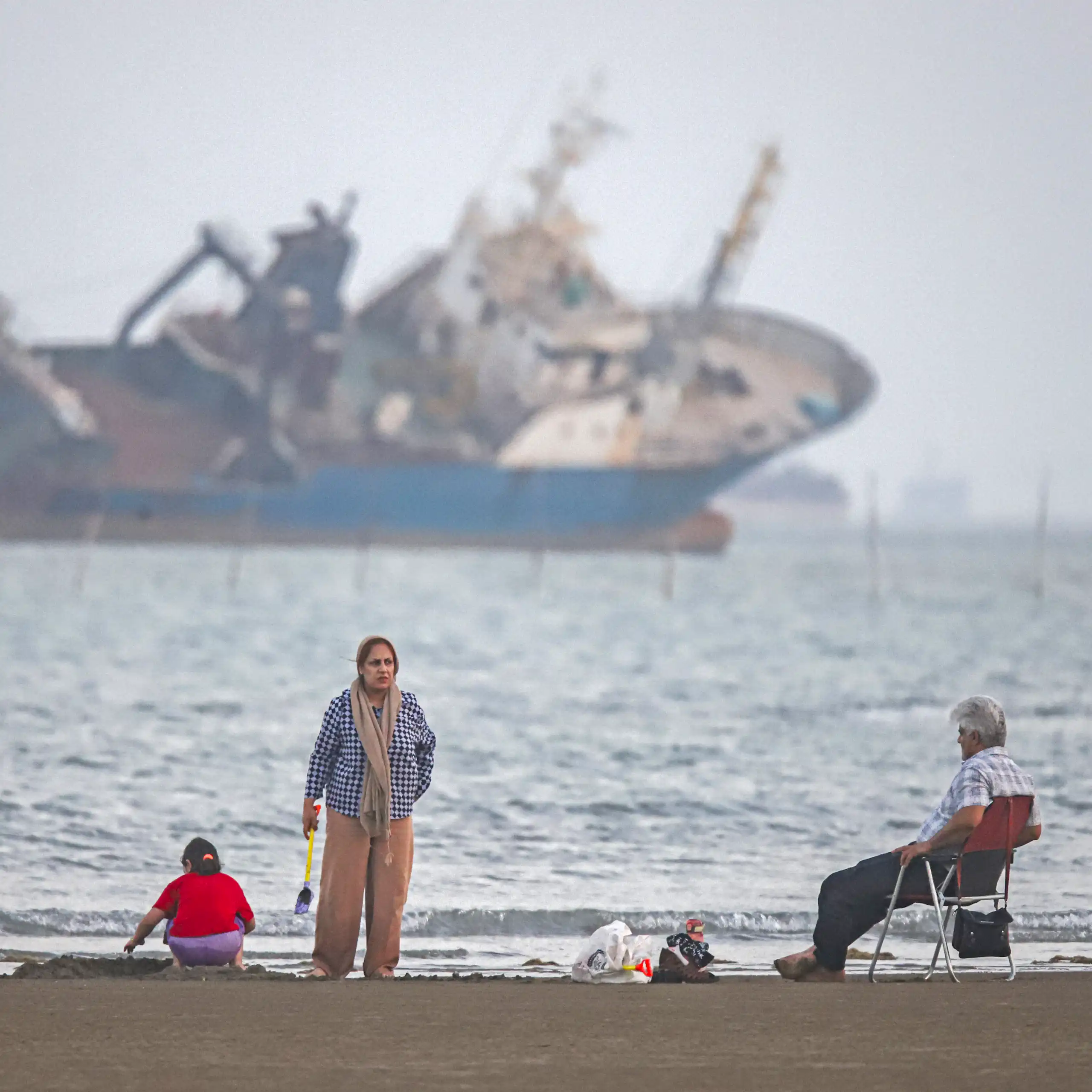 Le 1er juin 2026, des Iraniens sont assis sur la plage de Suru, à Bandar Abbas, au bord du détroit d'Ormuz. Les États-Unis et l'Iran se sont livrés à des échanges de frappes alors que les négociations entre les deux parties étaient au point mort.