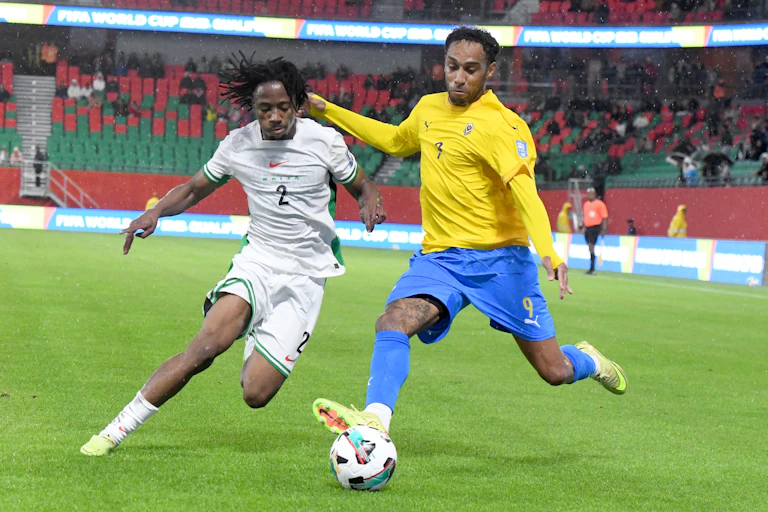 Deux joueurs de soccer se disputent le ballon