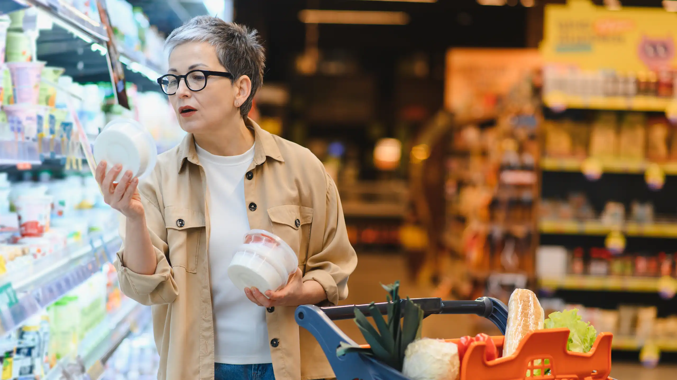 Una dona mira uns pots al supermercat.