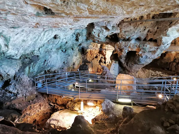 A cave with a mechanism used for visits.