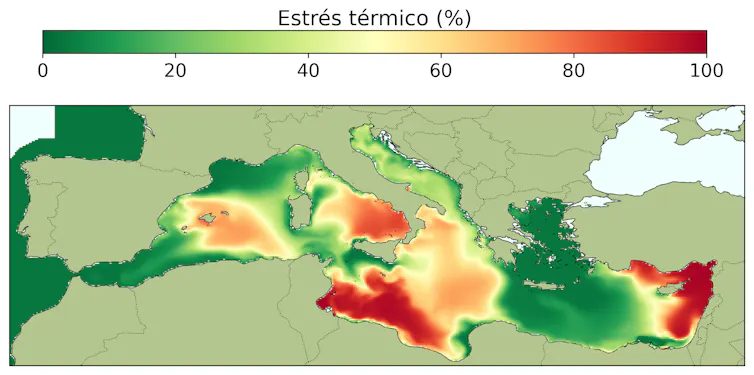 Mapa del mar Mediterráneo que muestra el estrés térmico acumulado proyectado para finales de siglo bajo el escenario climático RCP4.5. La escala de color va de verde, menor estrés, a rojo, mayor estrés. En comparación con la situación actual, aumentan las zonas con e