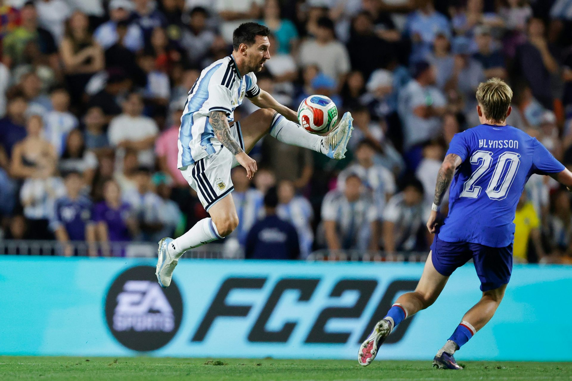L'attaquant argentin Lionel Messi (10) s'empare du ballon en sautant
