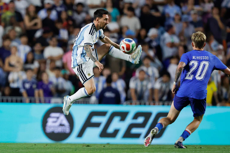 L'attaquant argentin Lionel Messi (10) s'empare du ballon en sautant