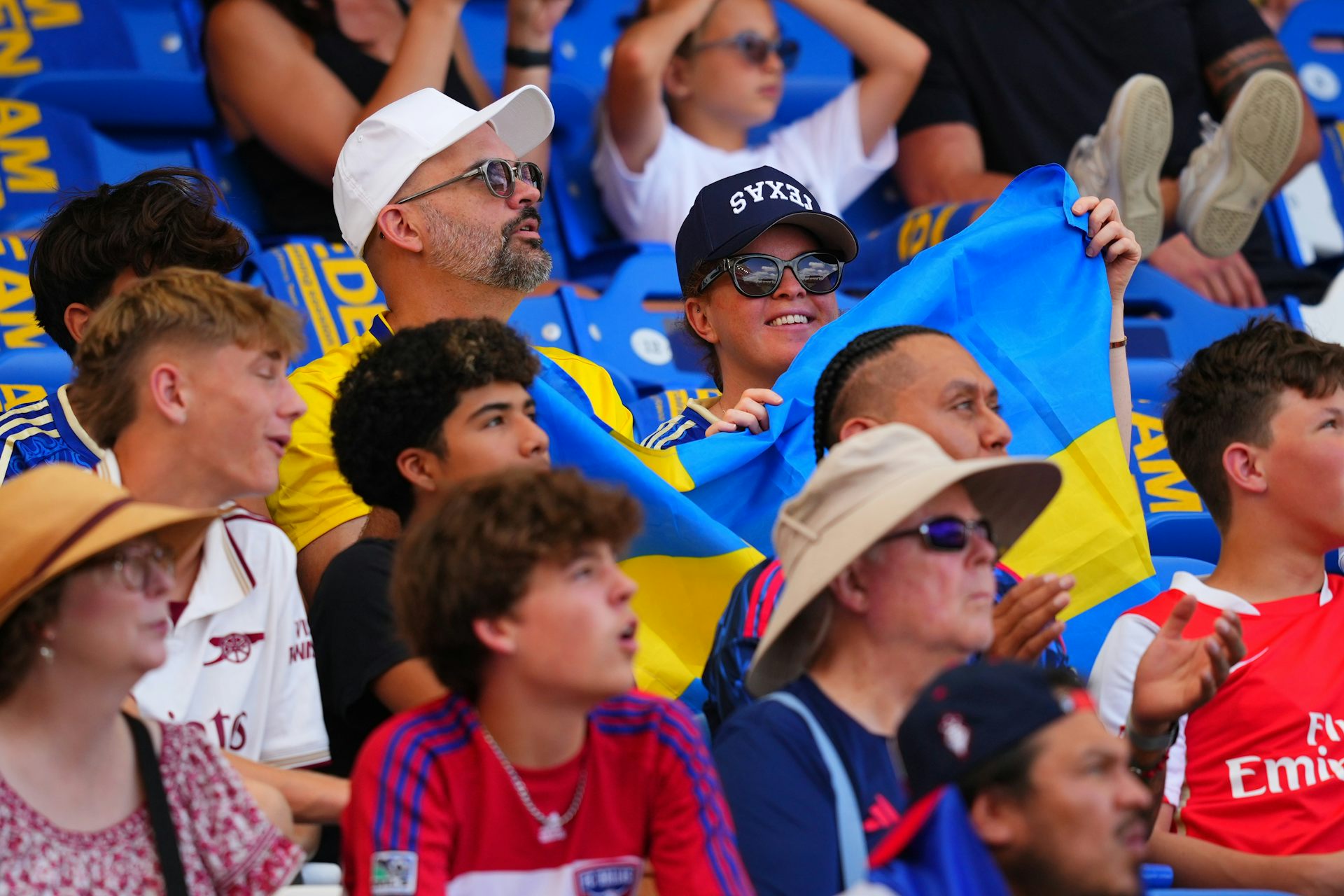 Des spectateurs aux couleurs de la Suède dans un stade
