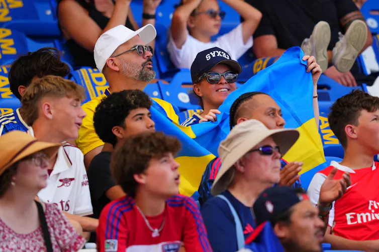 Des spectateurs aux couleurs de la Suède dans un stade