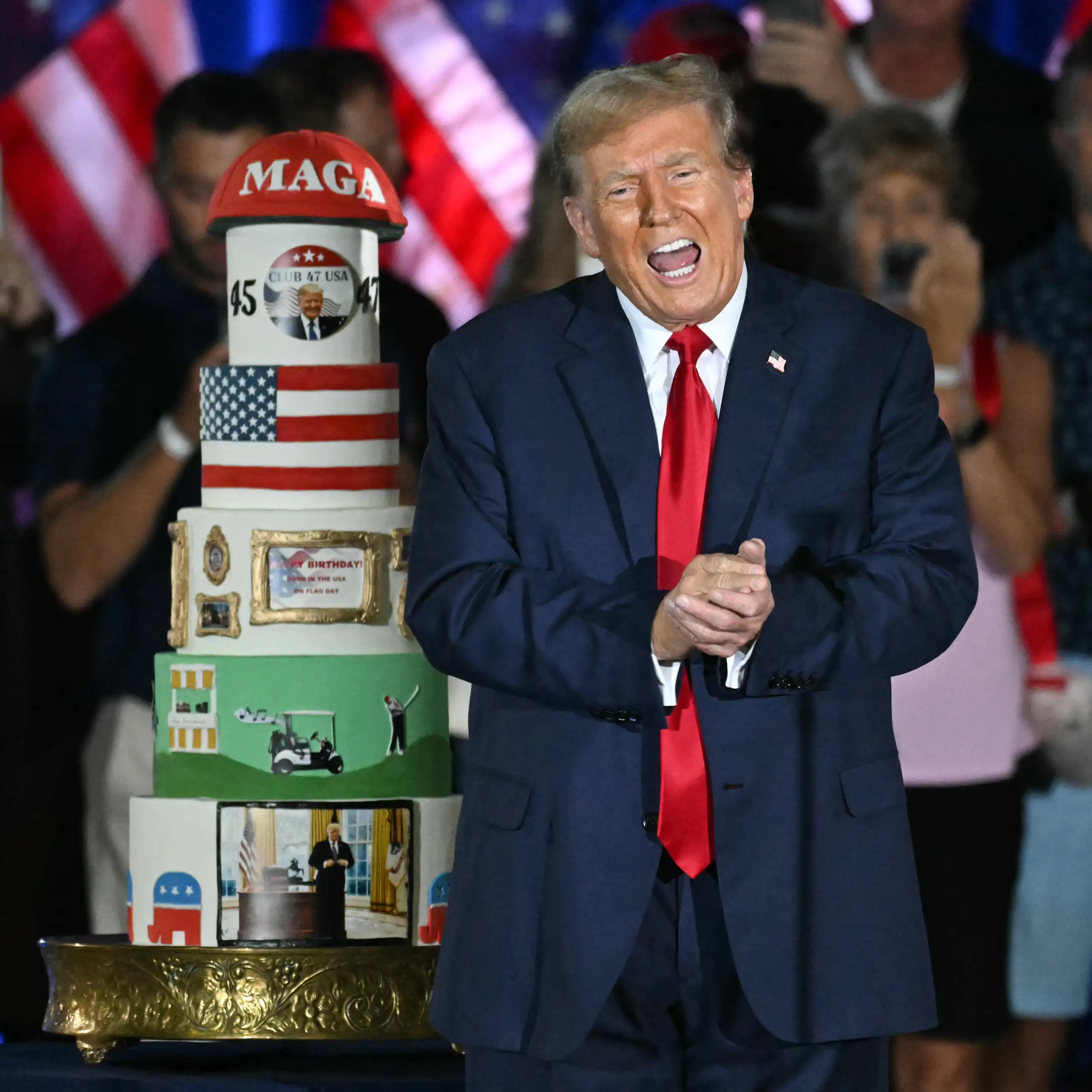 Portrait de Trump à côté de son gâteau couvert de photos de lui, du drapeau américain et d'une casquette MAGA.