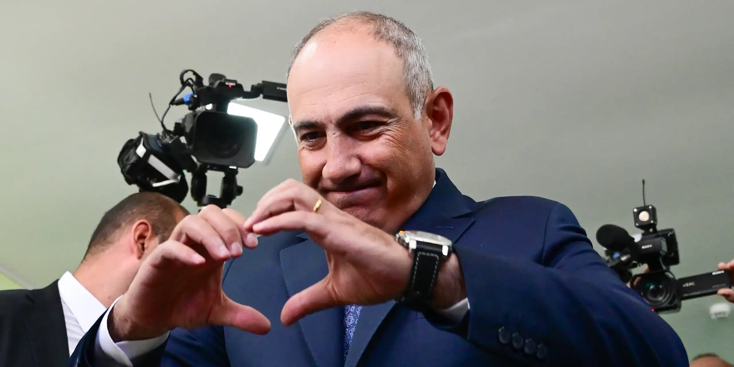 Nikol Pachinian forme un cœur avec ses mains.