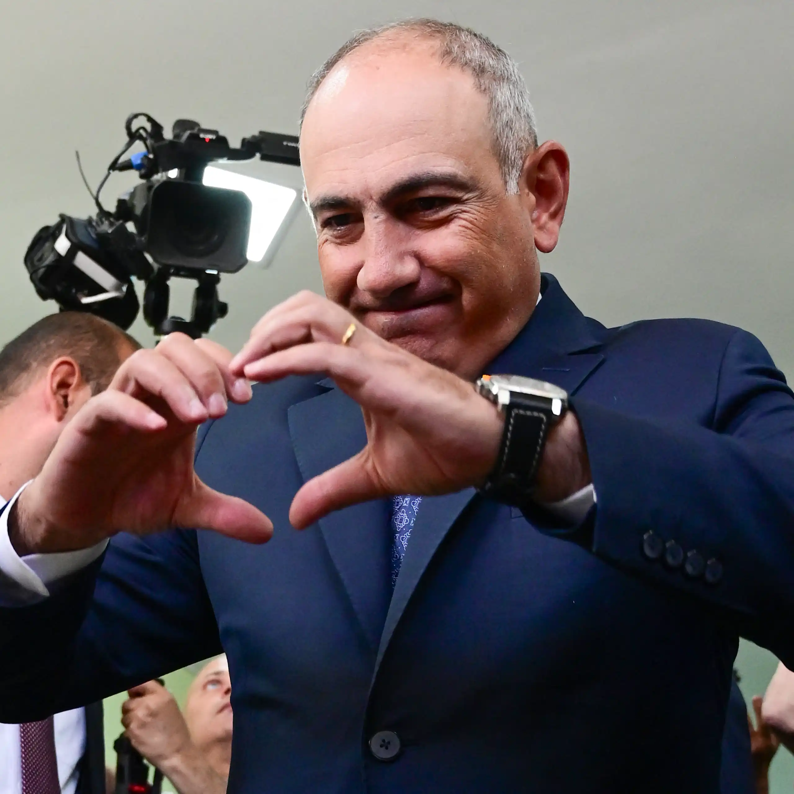 Nikol Pachinian forme un cœur avec ses mains.