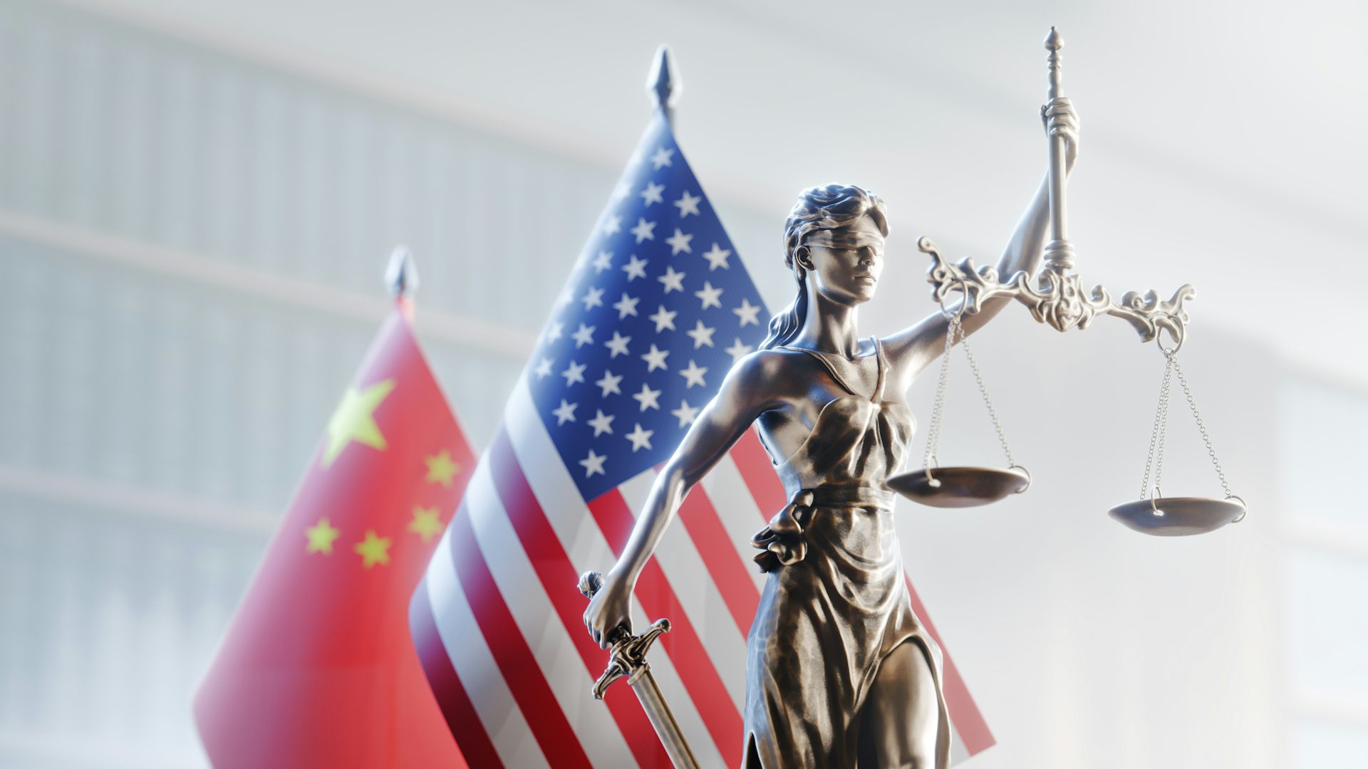 La Justice, aveugle, tenant sa balance à bout de bras avec, derrière elle, les drapeaux des États-Unis et de la Chine.