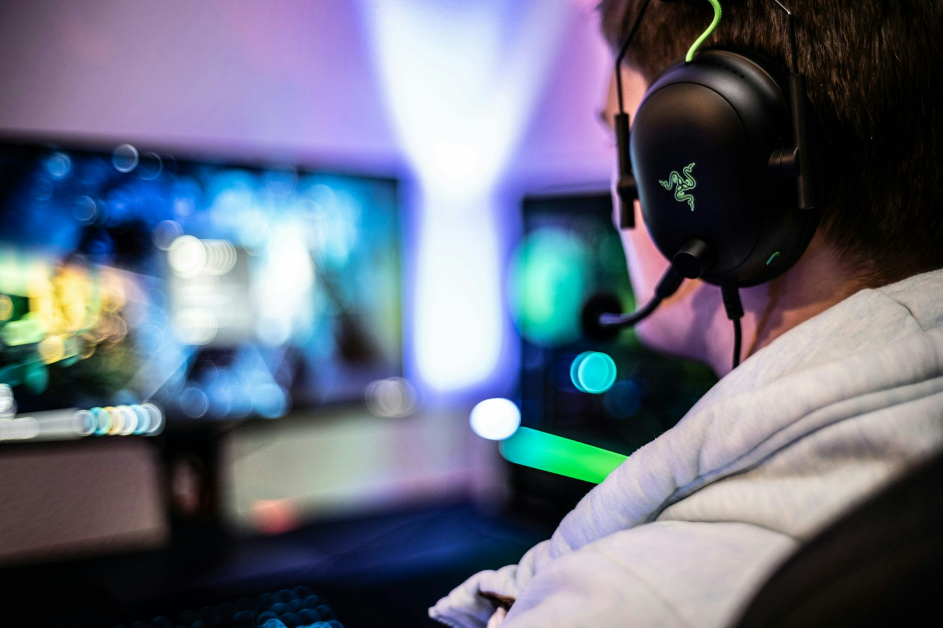 Un jeune homme joue à un jeu vidéo sur ordinateur
