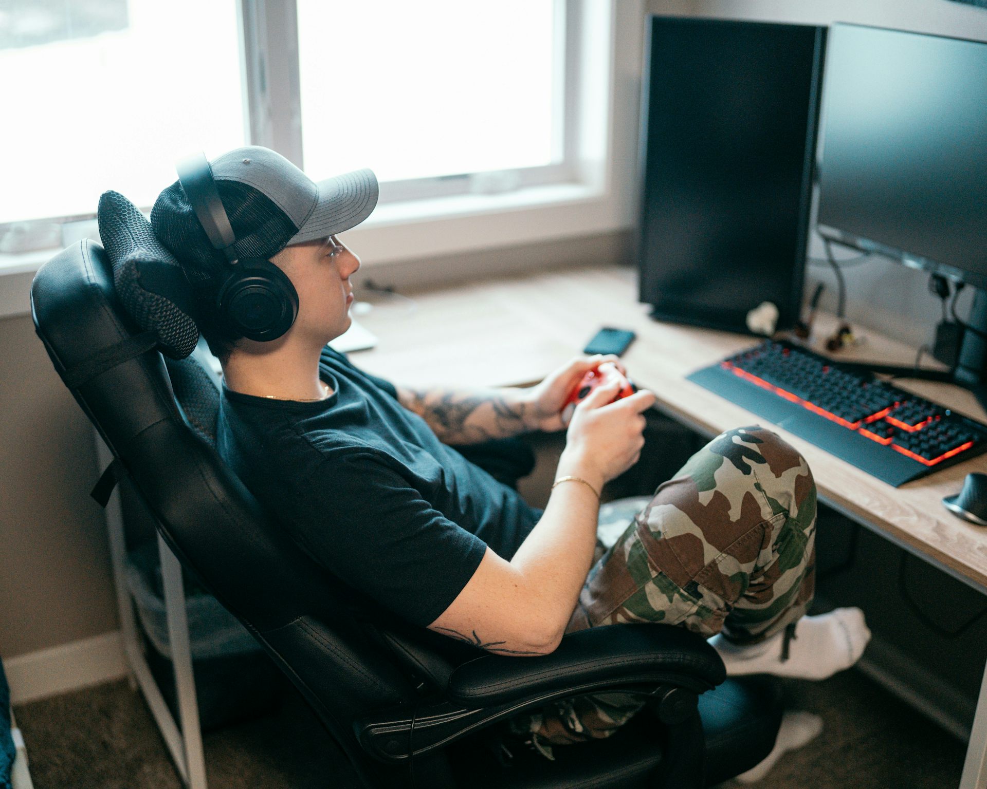 Un jeune homme joue à un jeu vidéo sur son ordinateur