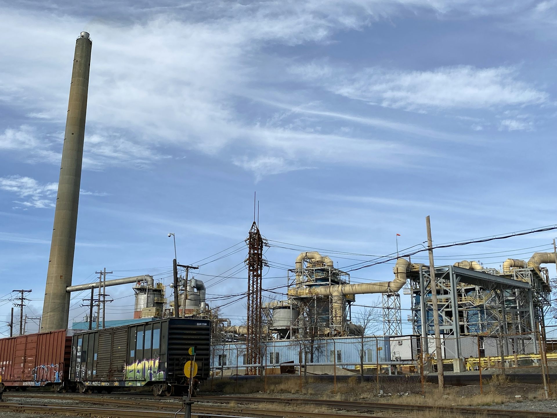 Une usine sur un ciel bleu
