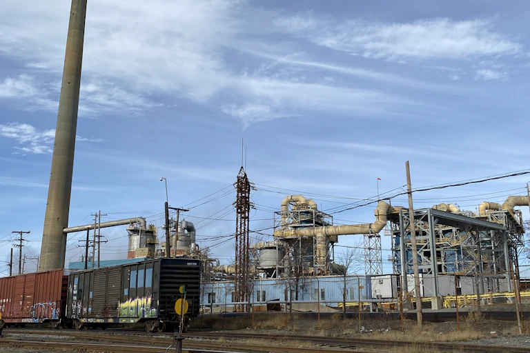 Une usine sur un ciel bleu