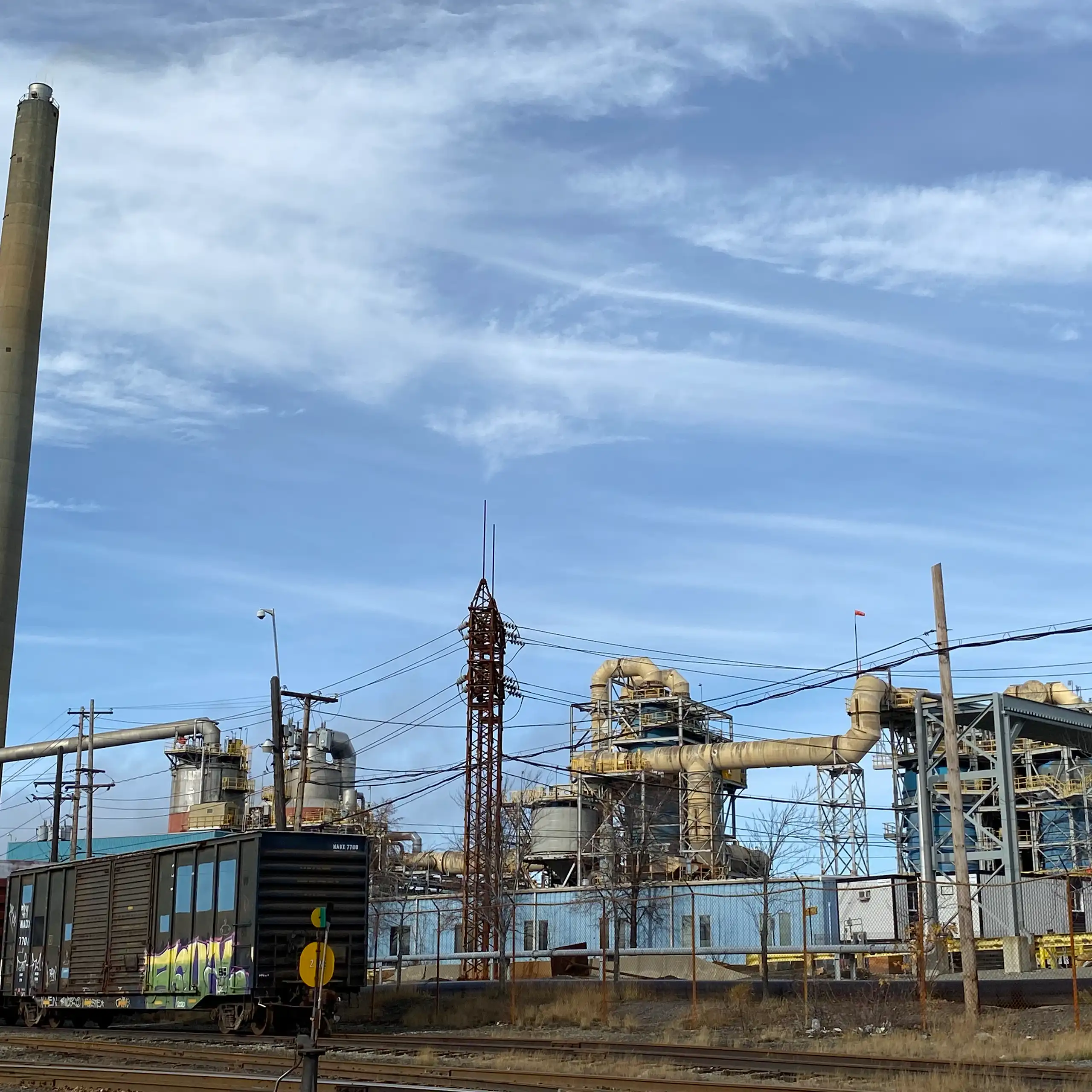 Une usine sur un ciel bleu