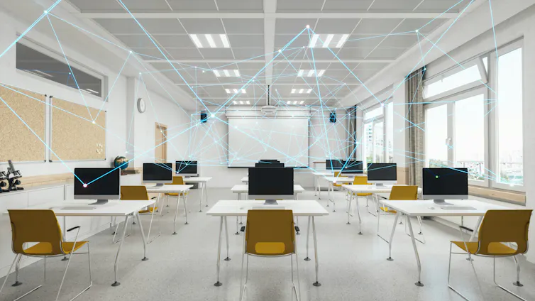 La estrategia de IA y las universidades de Canadá: más allá de la alfabetización, los estudiantes necesitan dominio de la IA 3 Líneas conectoras que sugieren redes digitales vistas entre sillas de aula.