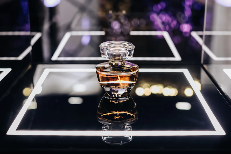 Bouteille de parfum de luxe sur un piédestal.