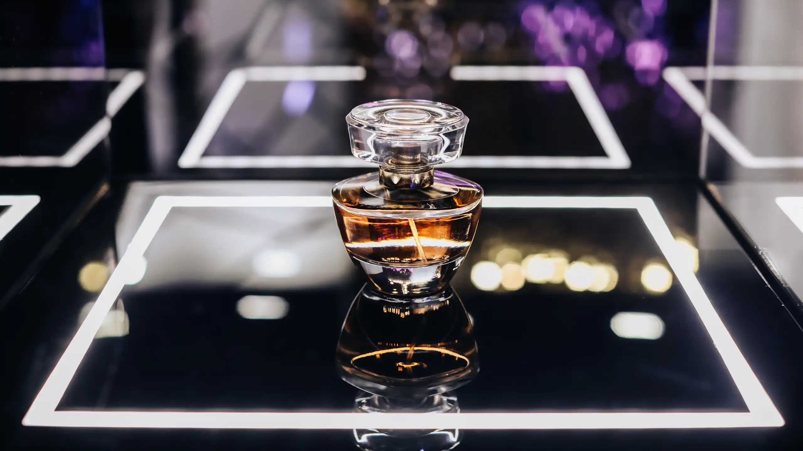 Bouteille de parfum de luxe sur un piédestal.
