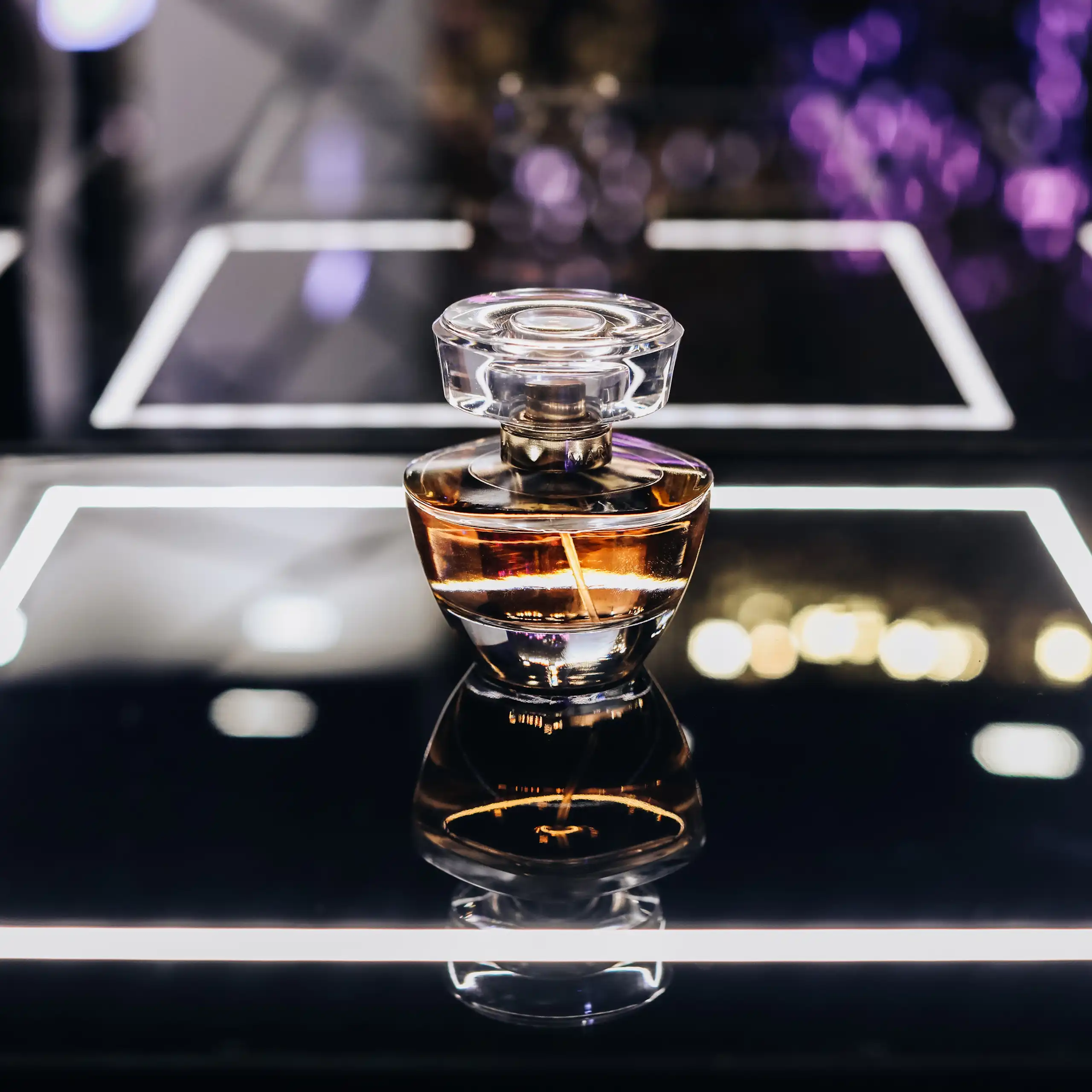 Bouteille de parfum de luxe sur un piédestal.