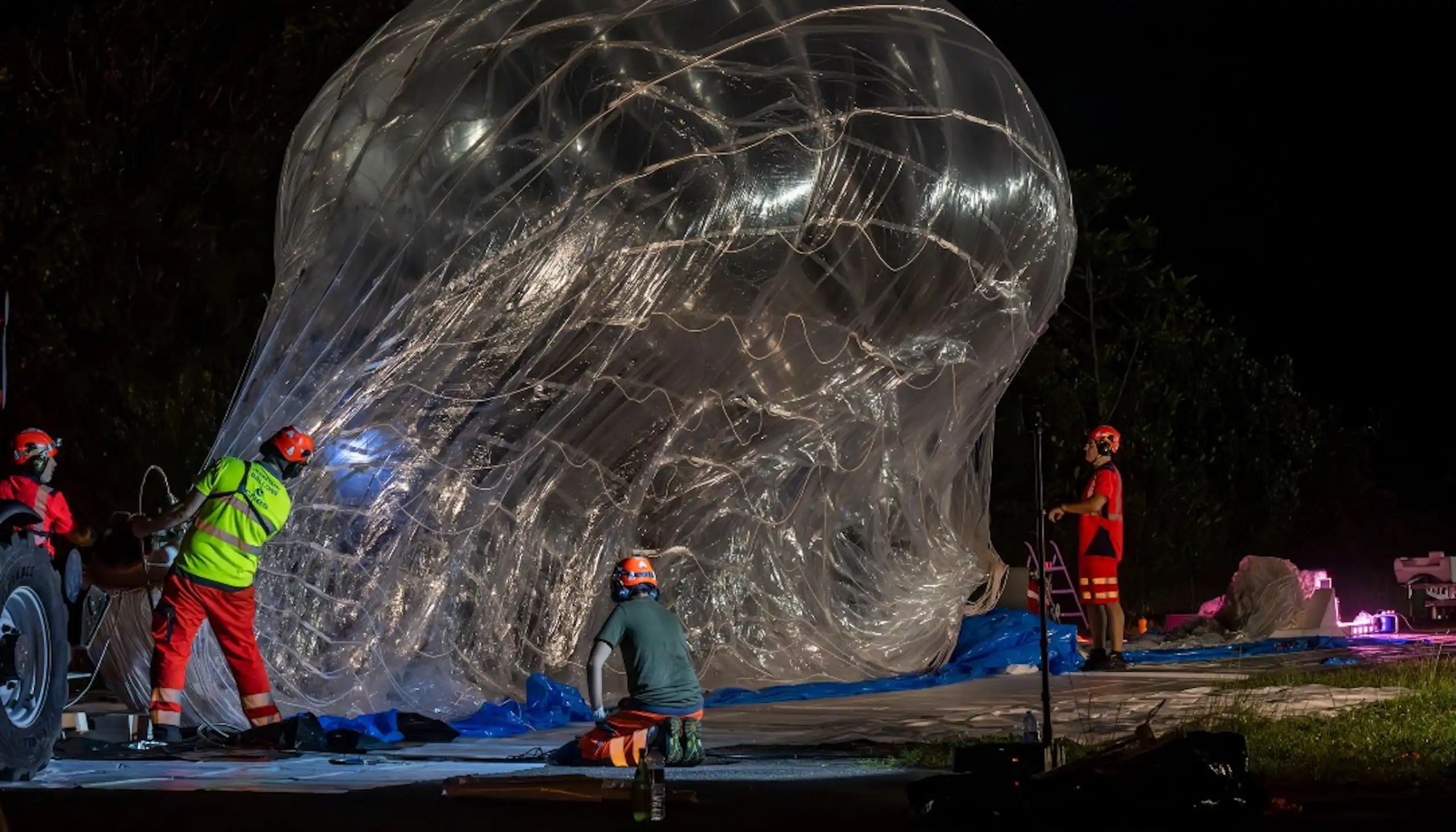 Ballon en cours de gonflage, la nuit