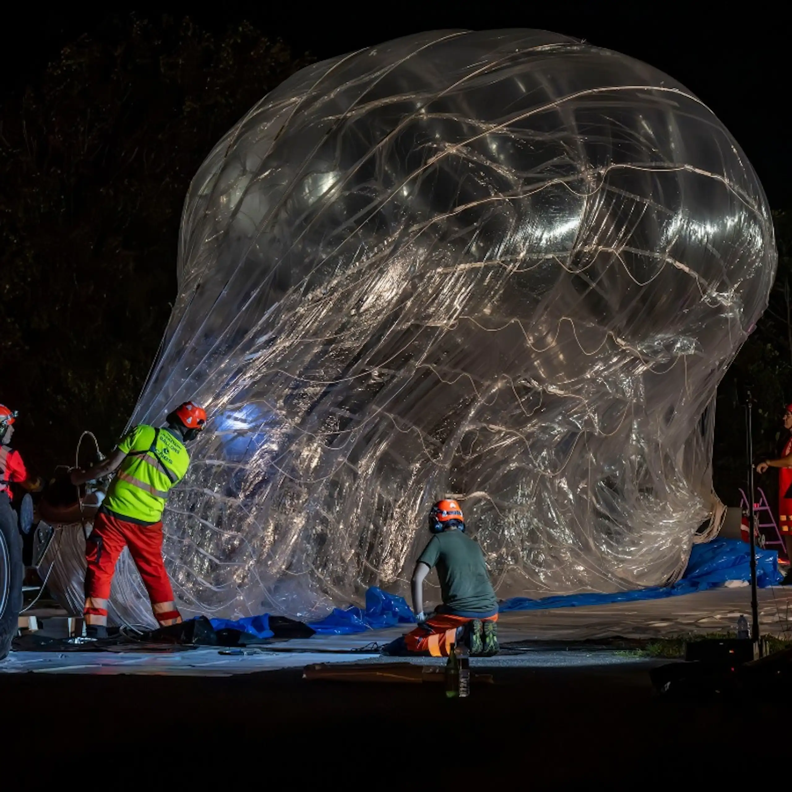Ballon en cours de gonflage, la nuit