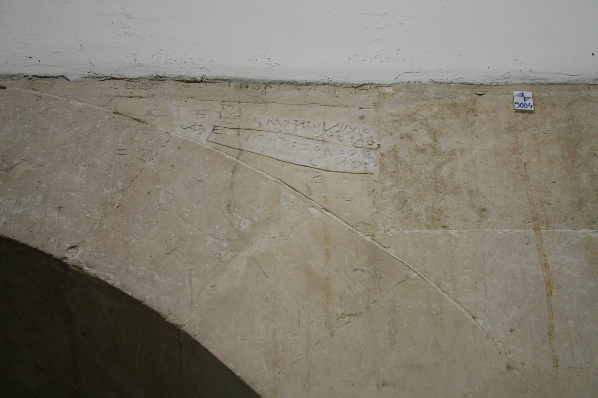 Interior de la iglesia de San Miguel de Escalada (León) donde en el arco están inscritos dos nombres.