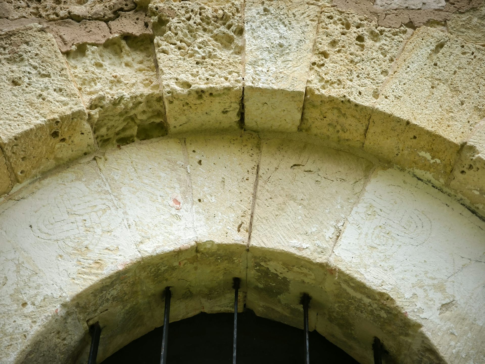 Puerta norte de la Iglesia de San Pedro de Tejada (Puente-Arenas, Burgos), en la que se puede ver el Nudo de Salomón.